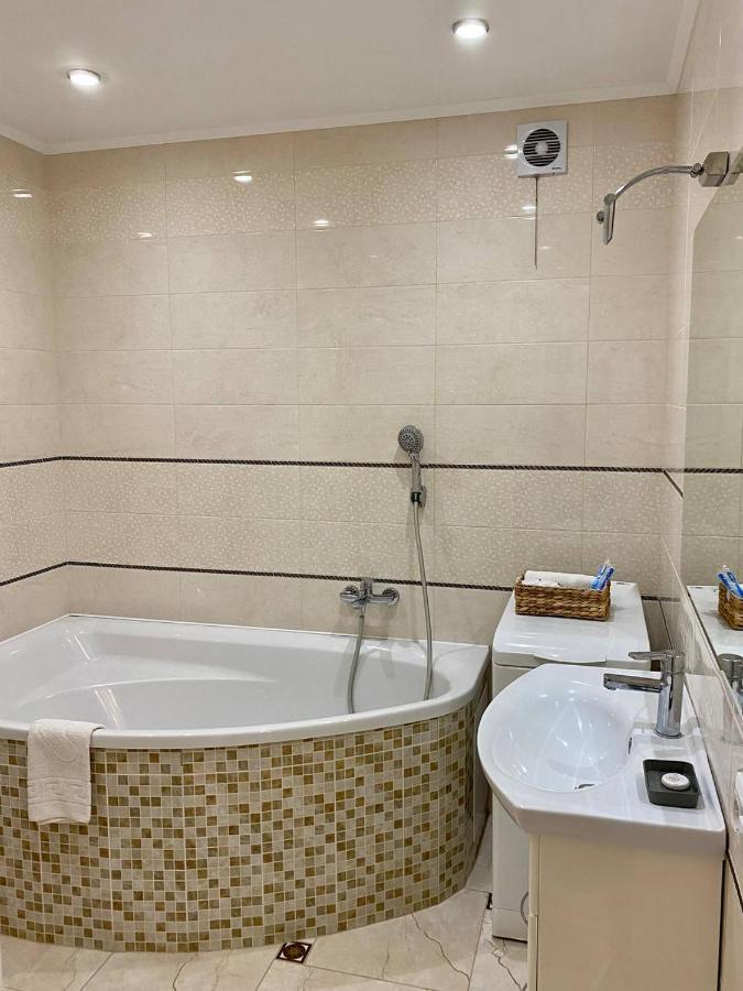 Cozy Apartment Next To The Park Ternopil Extérieur photo